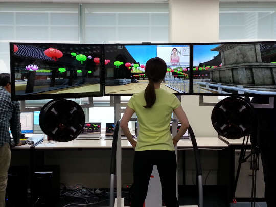 ETRI 연구진이 재활환자가 병원에 가지 않고도 IPTV에서 제공하는 4D 실감 콘텐츠를 통해 재활치료를 할 수 있는 시스템을 개발했다. 한 연구자가 시스템에서 제공되는 재활 운동영상을 보면서 재활훈련을 하고 있다.   ETRI 제공